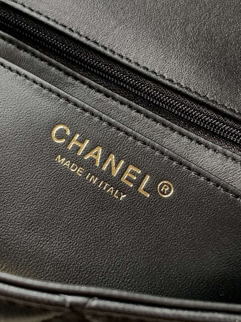 Chanel  AS5150 Spring-Summer 2025 Pre-collection Flap Bag Lambskin  Black  & White