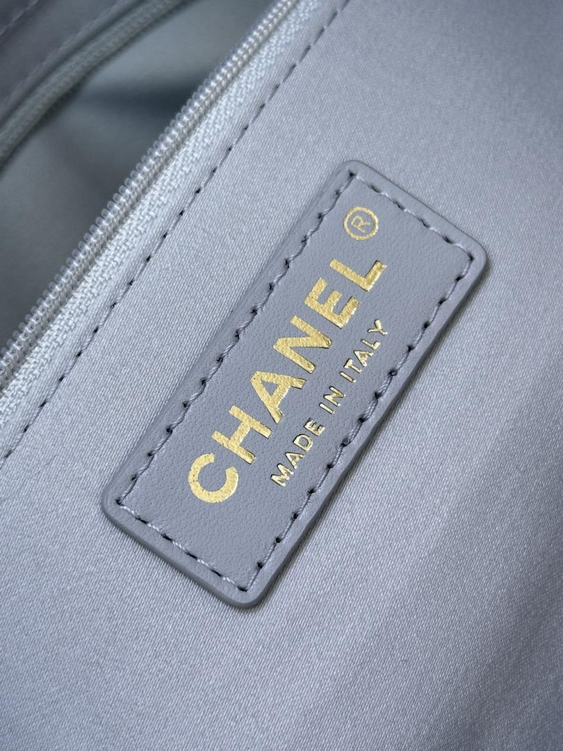 Chanel AS6138 Hobo Handbag Shiny Lambskin & Gold-Tone Metal Light Purple