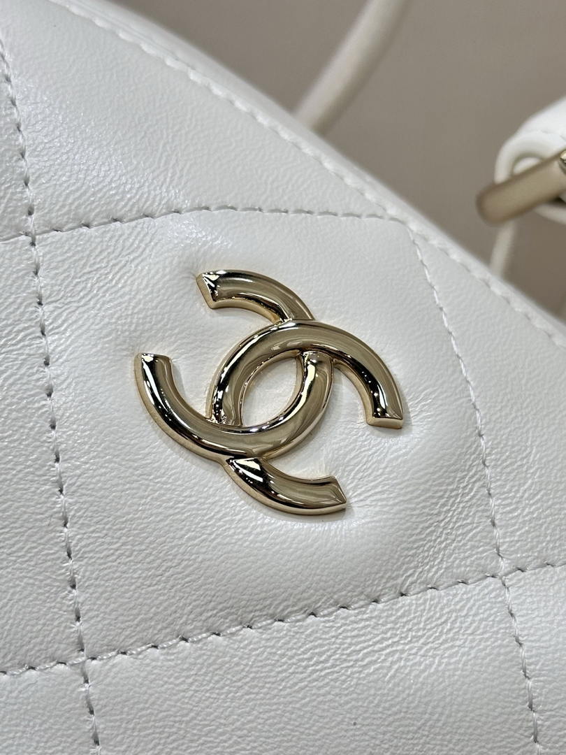 Chanel AS6138 Hobo Handbag Shiny Lambskin & Gold-Tone Metal White