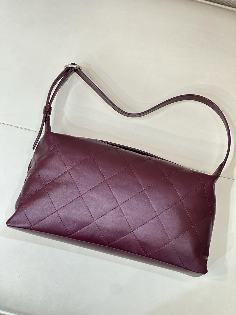 Chanel AS6139 Large Hobo Handbag Shiny Lambskin & Gold-Tone Metal Red