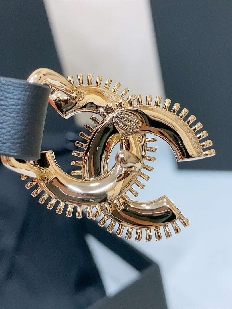 Chanel CC resin white with chain teeth gold and silver logo buckle 1.5cm AA0920
