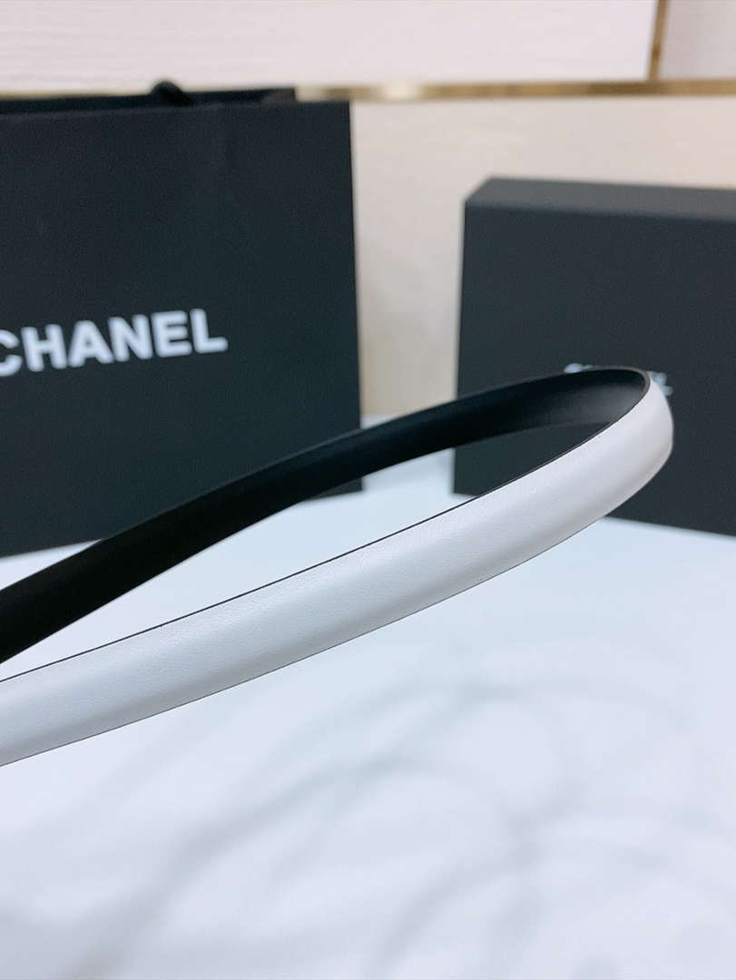 Chanel CC resin white with chain teeth gold and silver logo buckle 1.5cm AA0925