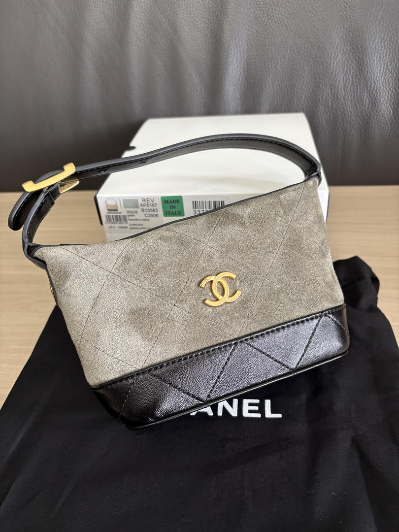 Chanel  Clutch with chain  Suede Calfskin  Shiny Lambskin & Gold-Tone Metal  AP5187 Khaki & Black