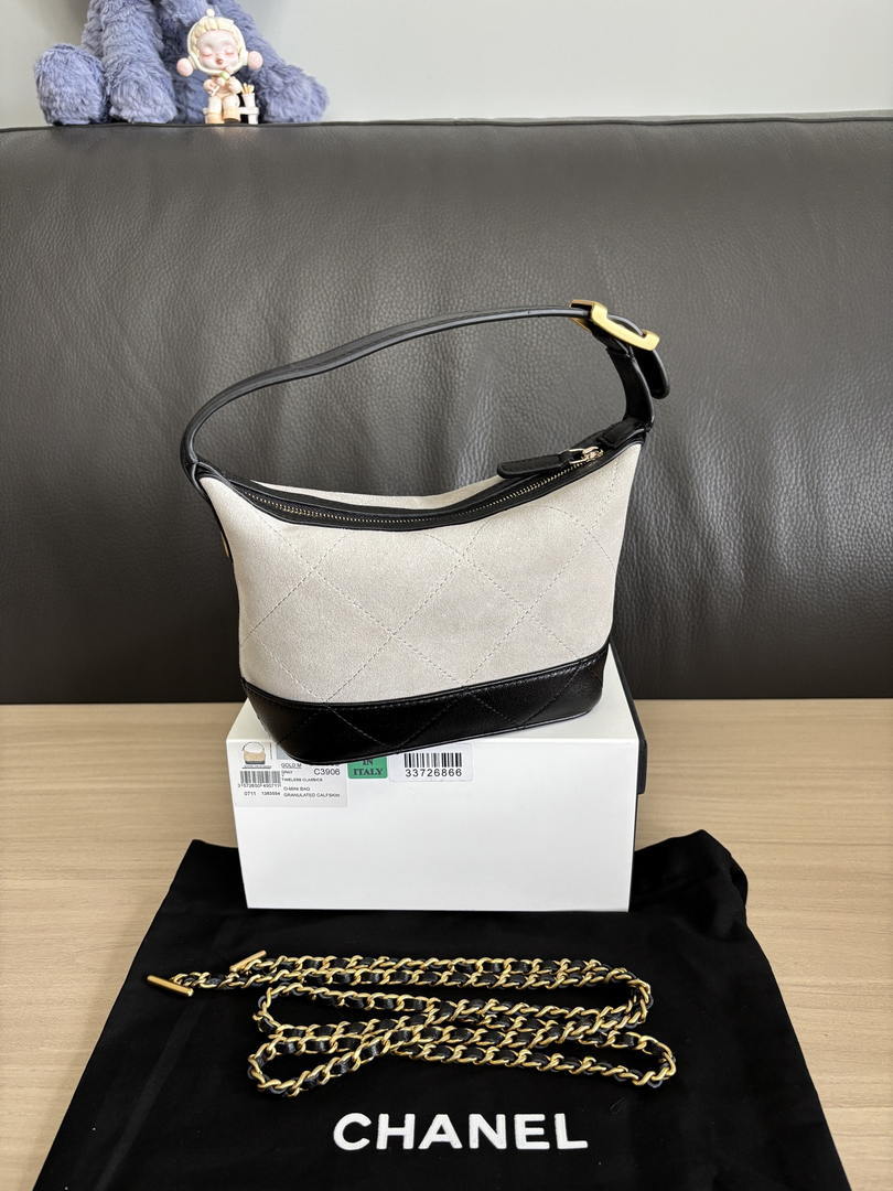 Chanel  Clutch with chain  Suede Calfskin  Shiny Lambskin & Gold-Tone Metal  AP5187 Gray & Black