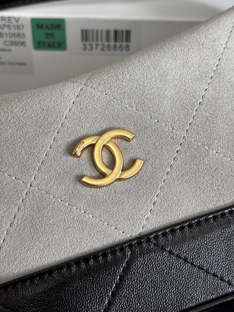 Chanel  Clutch with chain  Suede Calfskin  Shiny Lambskin & Gold-Tone Metal  AP5187 Gray & Black
