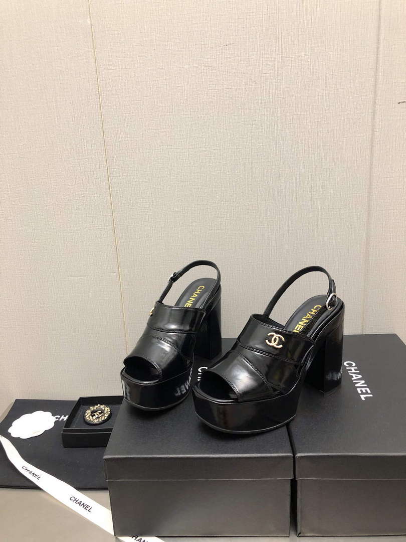 Chanel G45016 Patent Crumpled Lambskin Sandals C88320 - US 4=Euro 35 - View 1