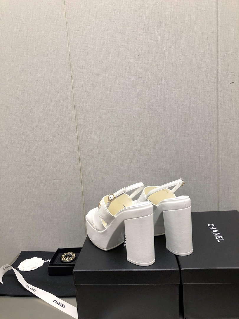 Chanel G45016 Patent Crumpled Lambskin Sandals C88324 - US 4=Euro 35 - View 9