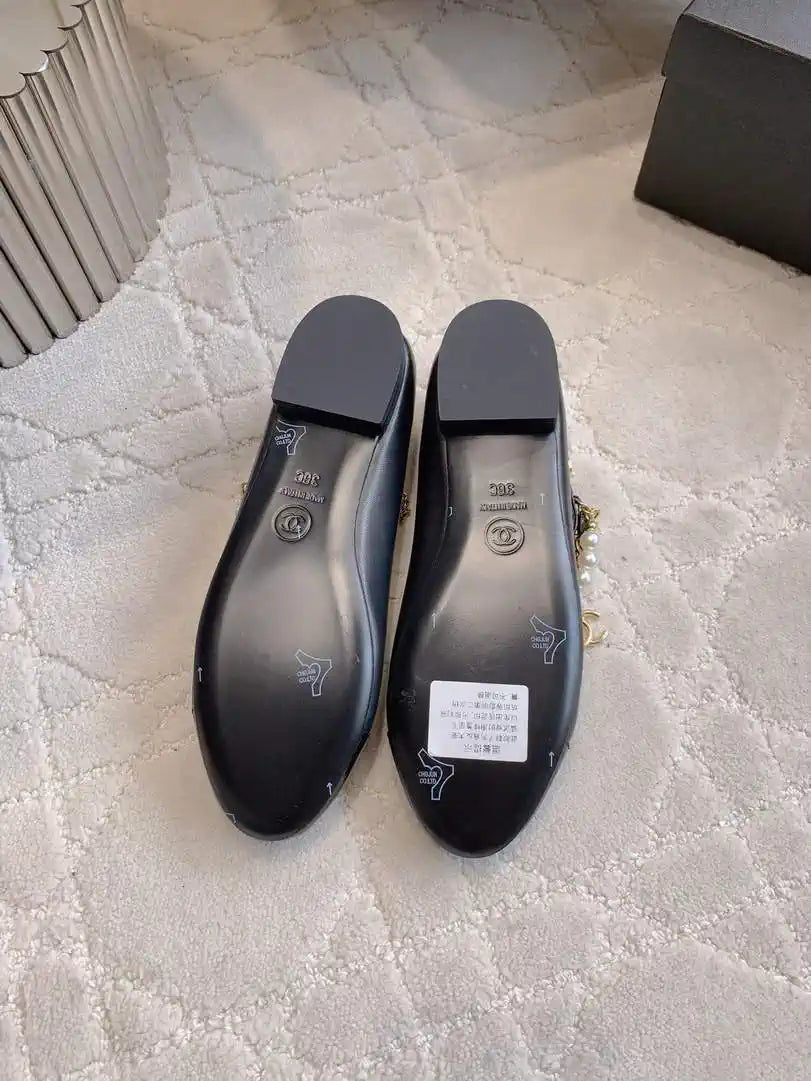Chanel G46718 Mary Janes Lambskin Patent Calfskin Imitation Pearls & Metal C90300