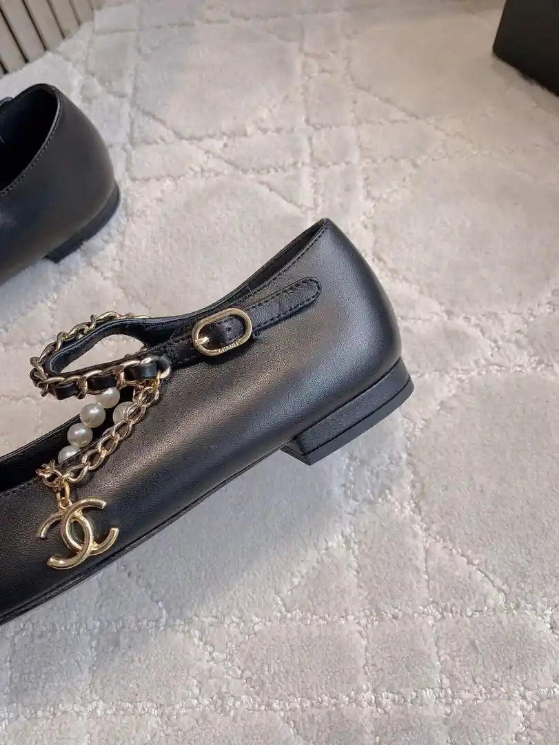Chanel G46718 Mary Janes Lambskin Patent Calfskin Imitation Pearls & Metal C90300