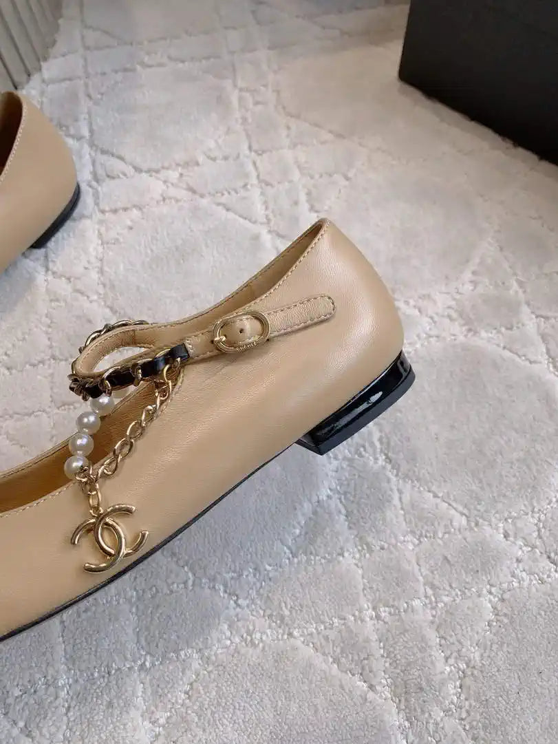 Chanel G46718 Mary Janes Lambskin Patent Calfskin Imitation Pearls & Metal C90301