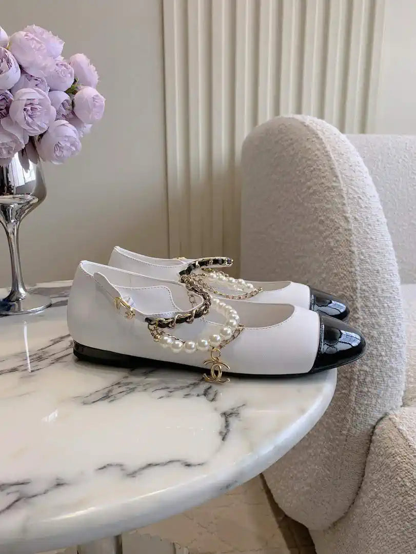Chanel G46718 Mary Janes Lambskin Patent Calfskin Imitation Pearls & Metal C90302