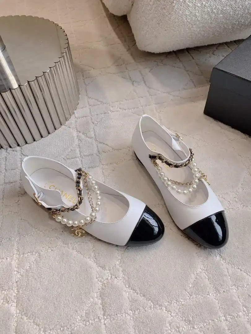 Chanel G46718 Mary Janes Lambskin Patent Calfskin Imitation Pearls & Metal C90302
