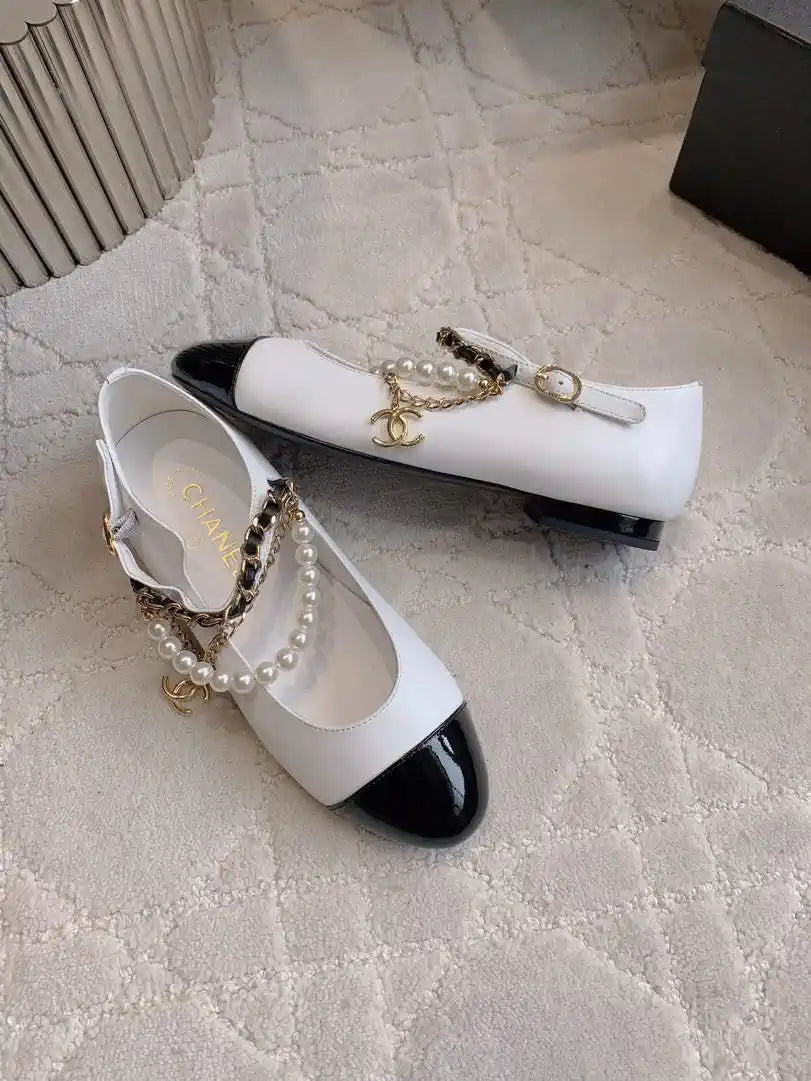Chanel G46718 Mary Janes Lambskin Patent Calfskin Imitation Pearls & Metal C90302