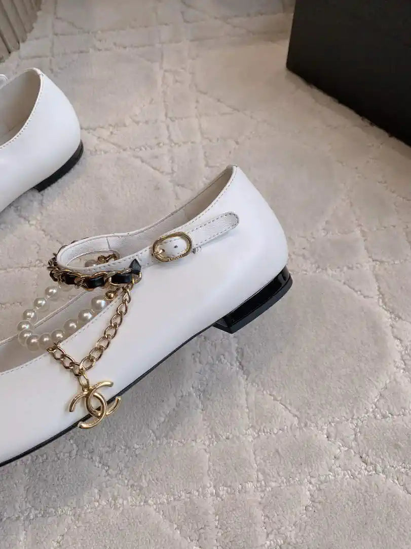Chanel G46718 Mary Janes Lambskin Patent Calfskin Imitation Pearls & Metal C90302