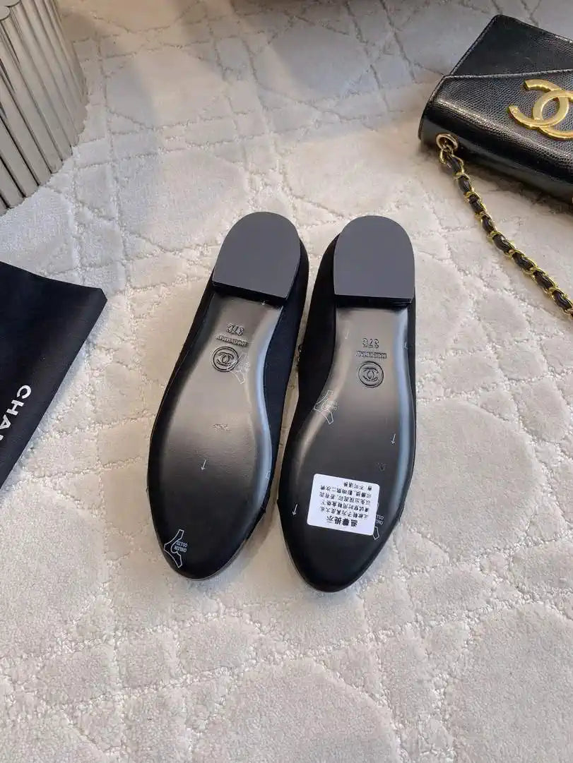 Chanel G46718 Mary Janes Lambskin Patent Calfskin Imitation Pearls & Metal C90305