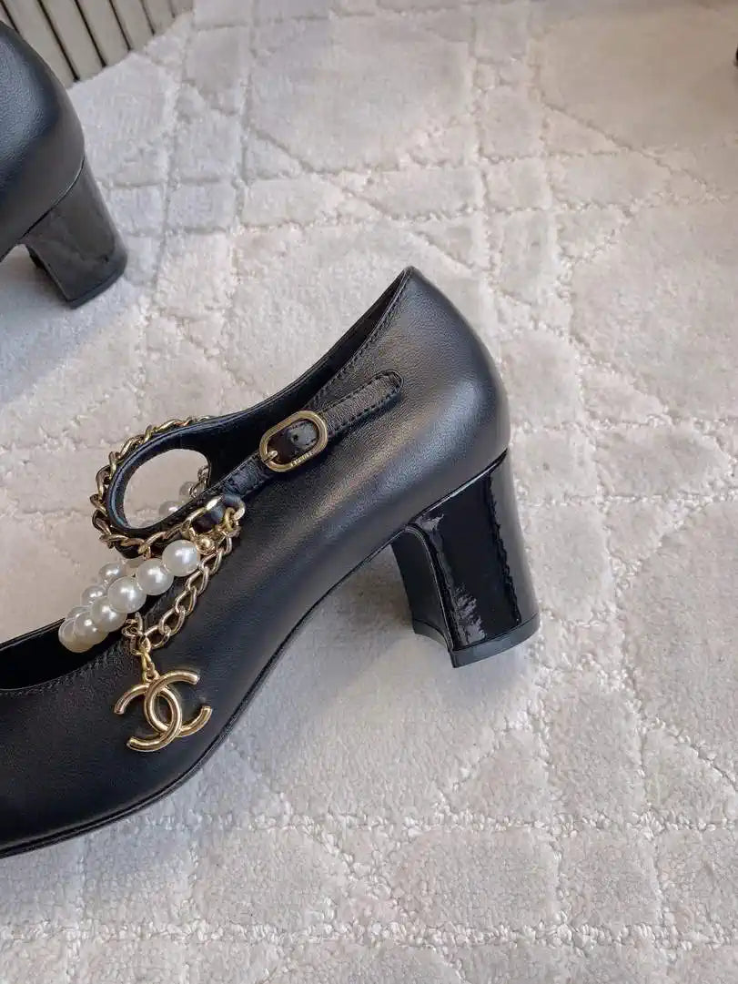 Chanel G46718 Mary Janes Lambskin Patent Calfskin Imitation Pearls & Metal C90307