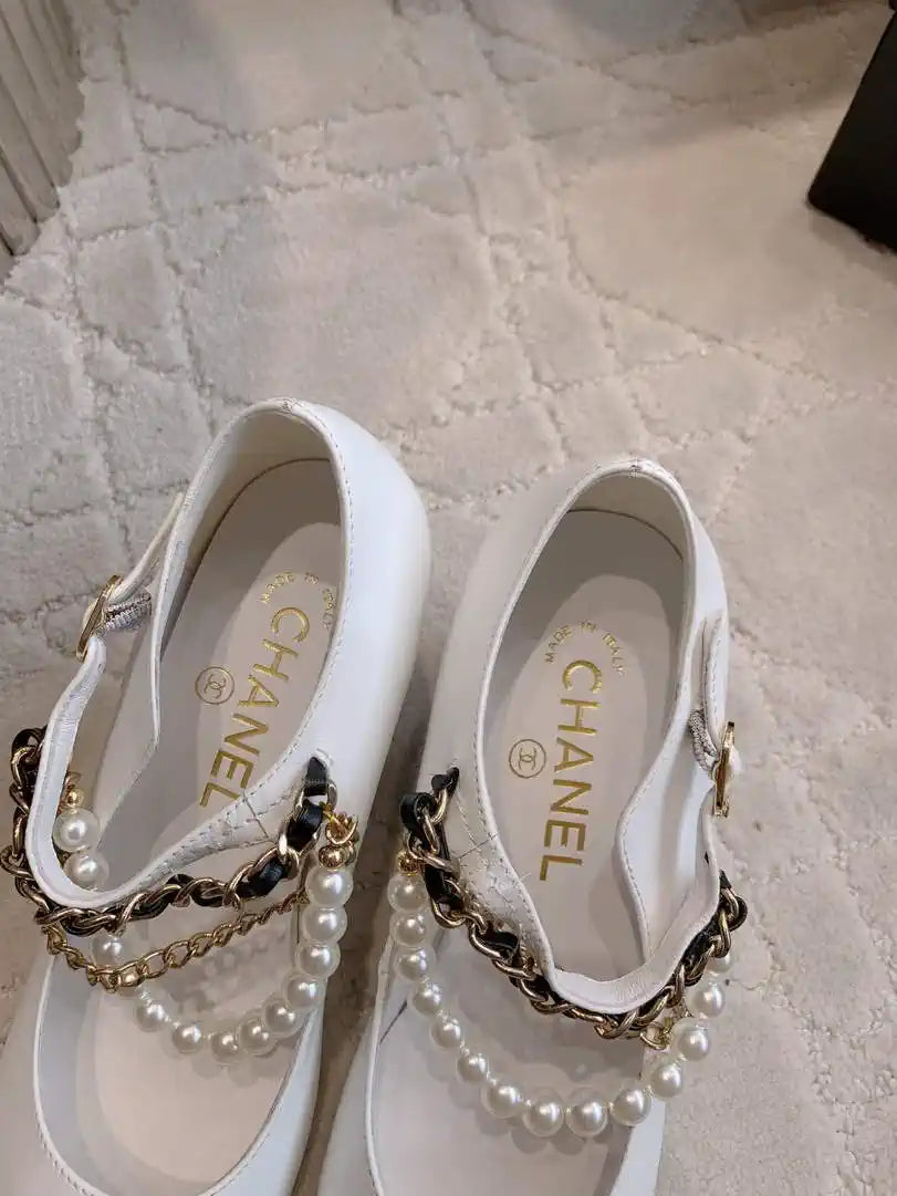 Chanel G46718 Mary Janes Lambskin Patent Calfskin Imitation Pearls & Metal C90309