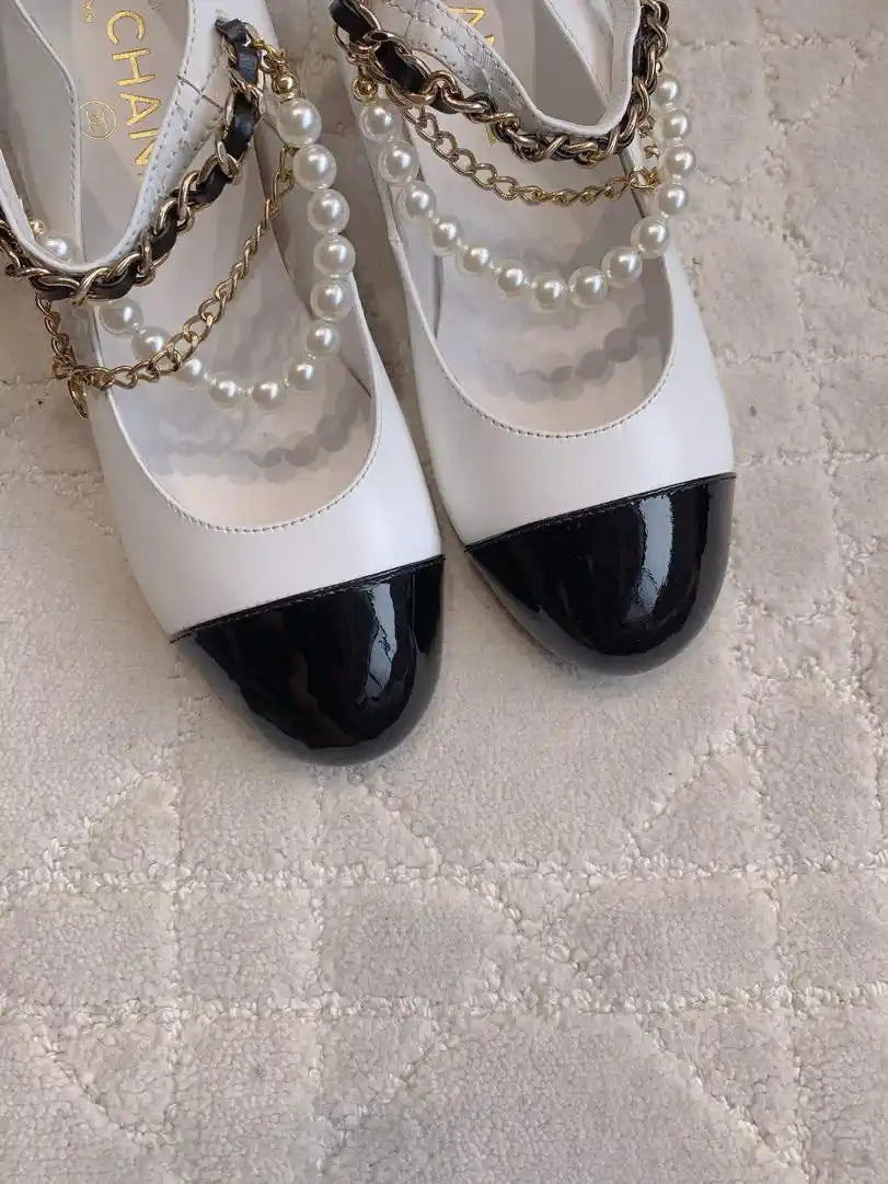 Chanel G46718 Mary Janes Lambskin Patent Calfskin Imitation Pearls & Metal C90309