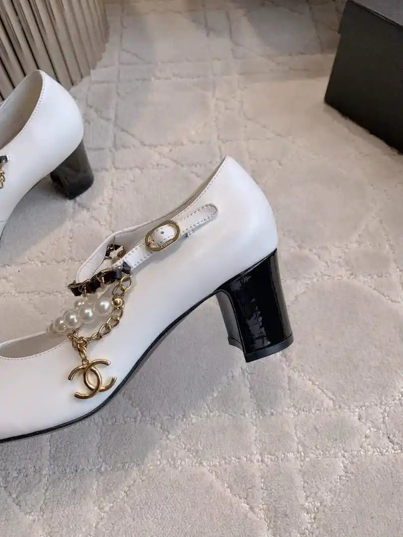 Chanel G46718 Mary Janes Lambskin Patent Calfskin Imitation Pearls & Metal C90309