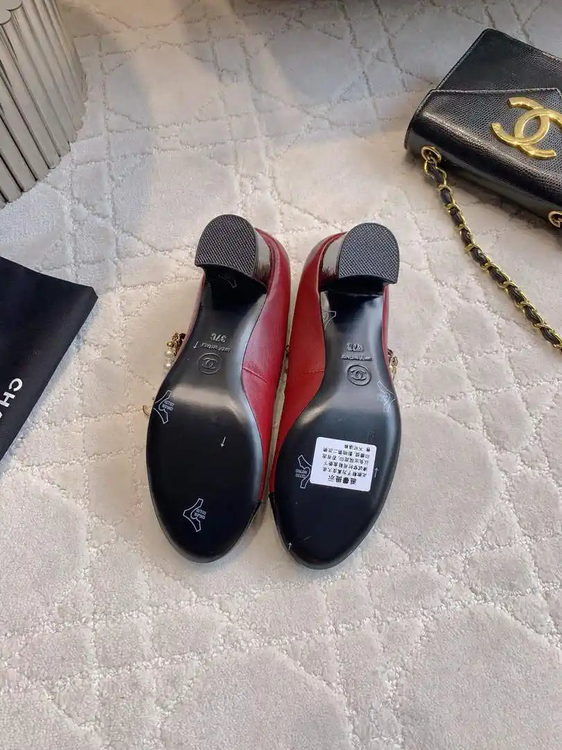 Chanel G46718 Mary Janes Lambskin Patent Calfskin Imitation Pearls & Metal C90310