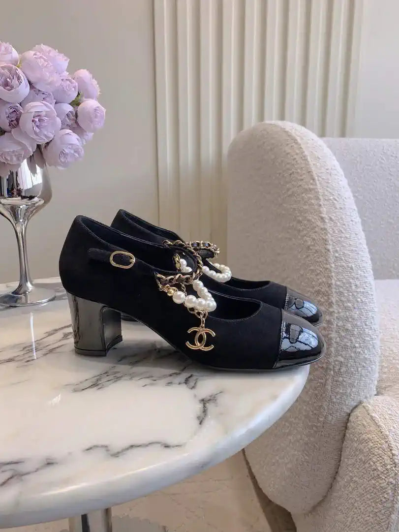 Chanel G46718 Mary Janes Lambskin Patent Calfskin Imitation Pearls & Metal C90311