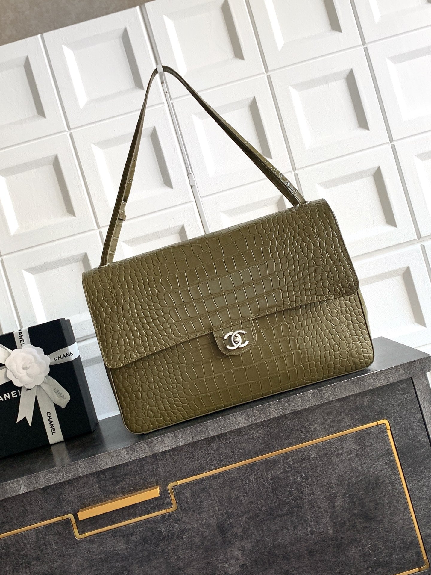 Chanel Maxi Flapbag Grained calfskin & gold-tone metal AS6233 Crocodile pattern Green - Default Title - View 1