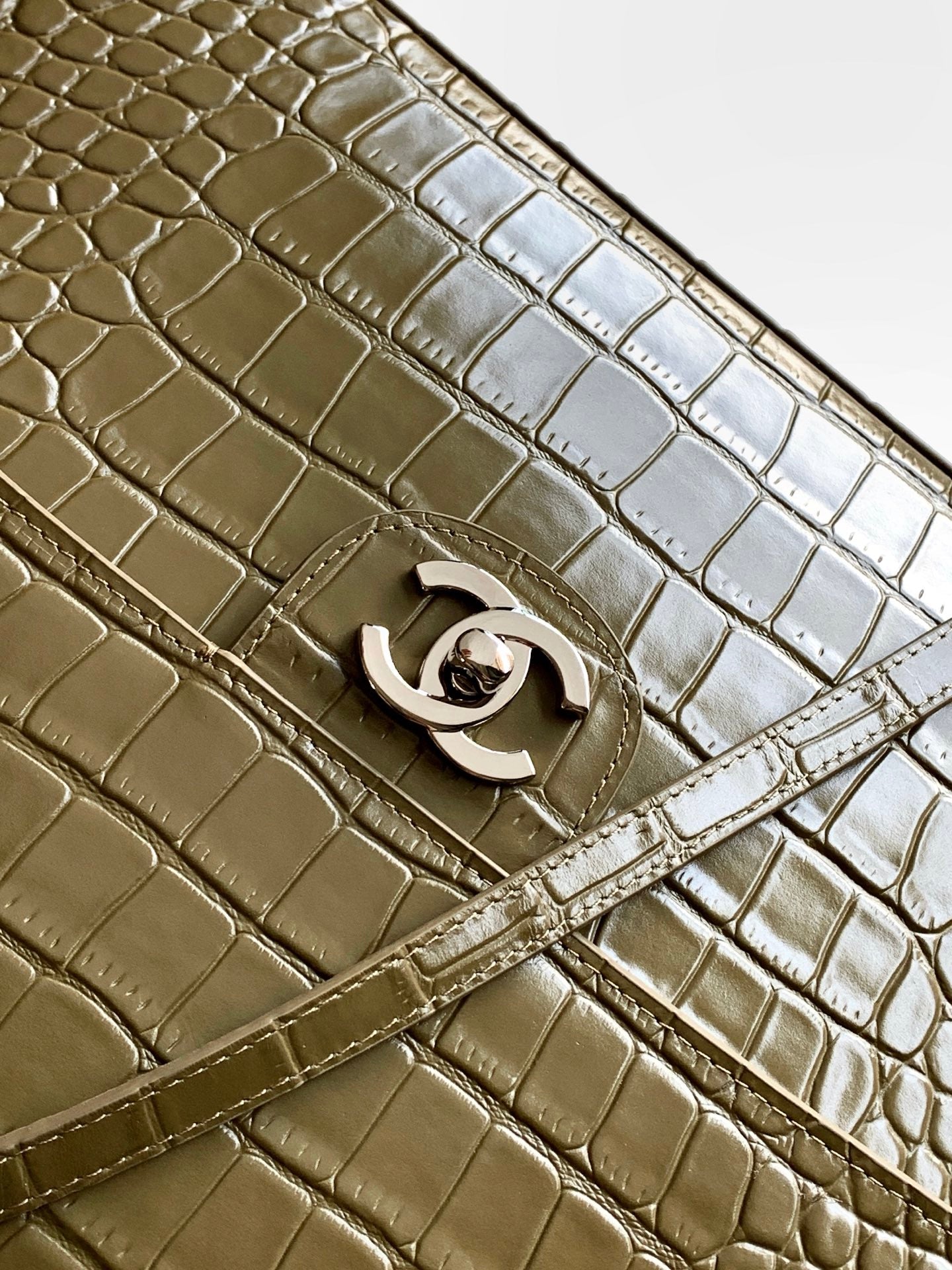 Chanel Maxi Flapbag Grained calfskin & gold-tone metal AS6233 Crocodile pattern Green - Default Title - View 5