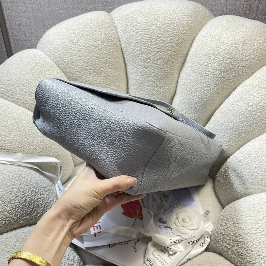 Chanel Maxi Flapbag Grained calfskin & gold-tone metal AS6233 Light Gray - Gold - View 3