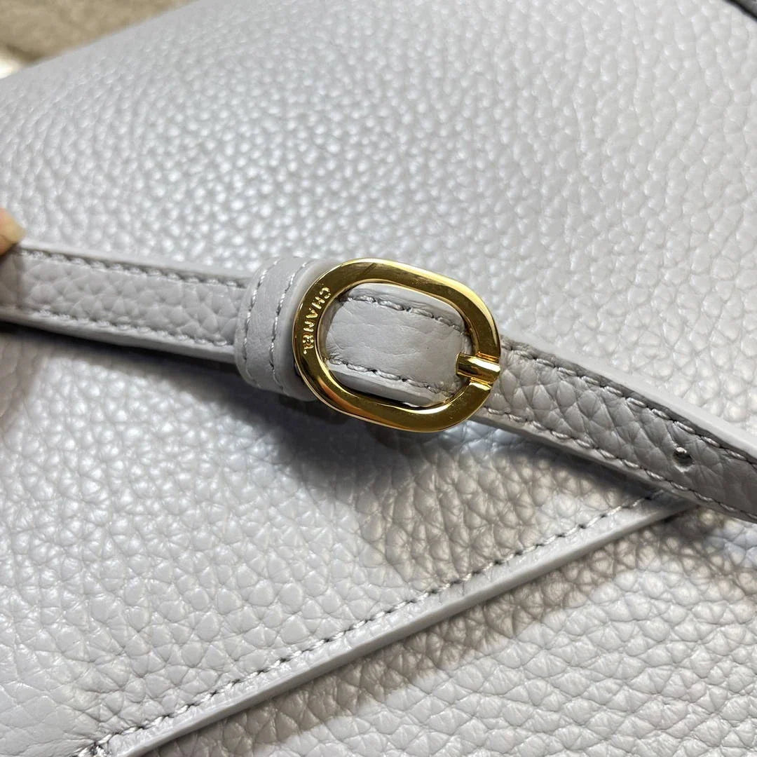 Chanel Maxi Flapbag Grained calfskin & gold-tone metal AS6233 Light Gray - Gold - View 7