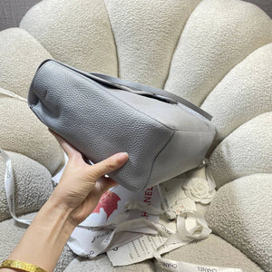 Chanel Maxi Flapbag Grained calfskin & gold-tone metal AS6233 Light Gray - Gold - View 12