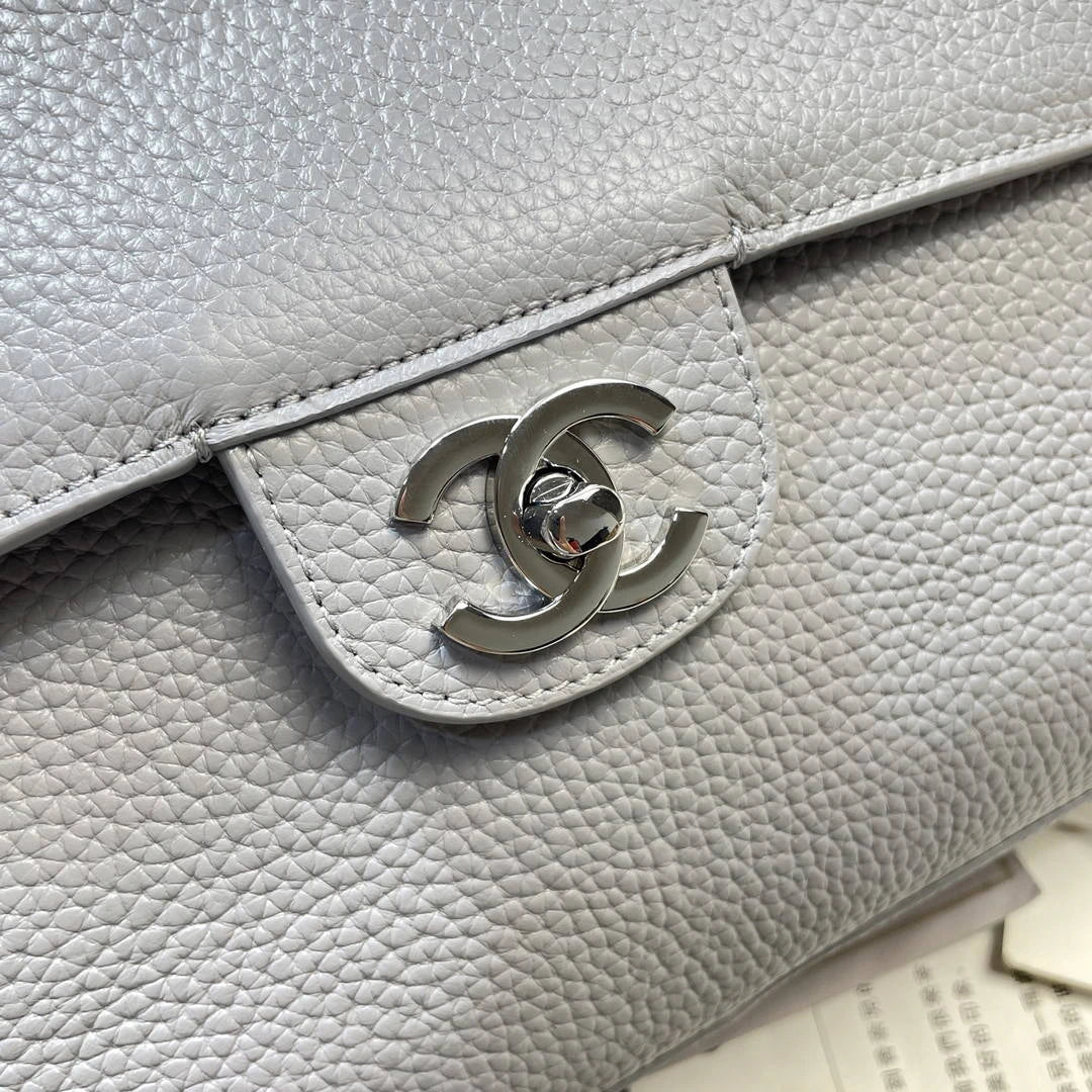 Chanel Maxi Flapbag Grained calfskin & gold-tone metal AS6233 Light Gray - Gold - View 13