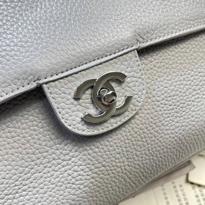 Chanel Maxi Flapbag Grained calfskin & gold-tone metal AS6233 Light Gray - Gold - View 13