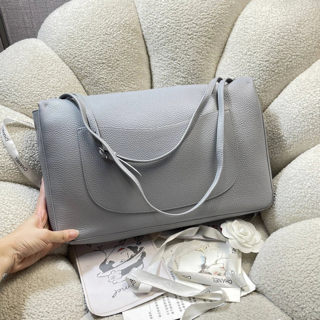Chanel Maxi Flapbag Grained calfskin & gold-tone metal AS6233 Light Gray - Gold - View 18