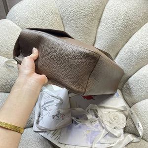 Chanel Maxi Flapbag Grained calfskin & gold-tone metal AS6233 Light Brown - Gold - View 3