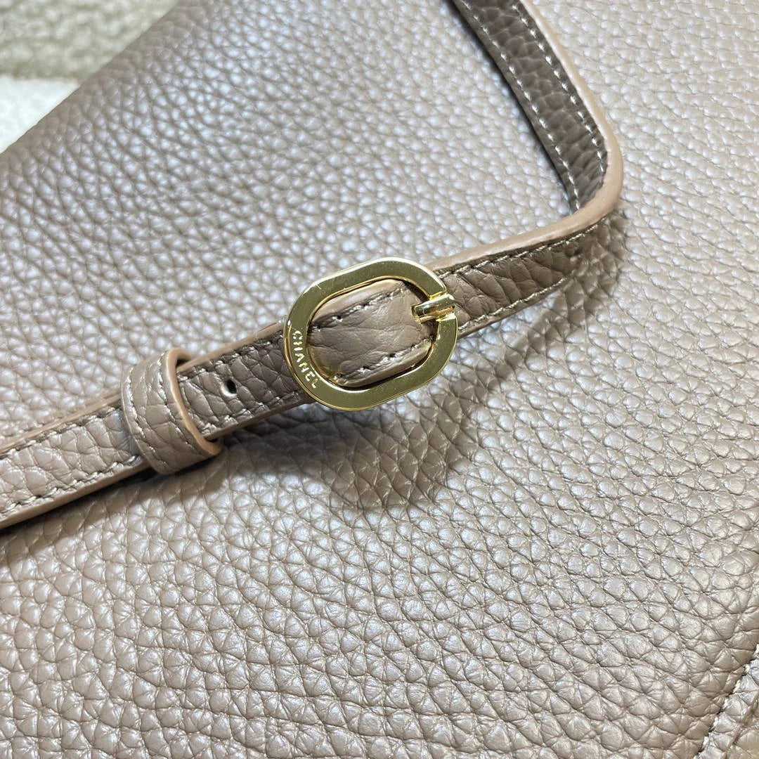 Chanel Maxi Flapbag Grained calfskin & gold-tone metal AS6233 Light Brown - Gold - View 6