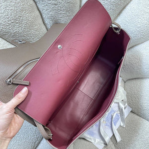 Chanel Maxi Flapbag Grained calfskin & gold-tone metal AS6233 Light Brown - Gold - View 16