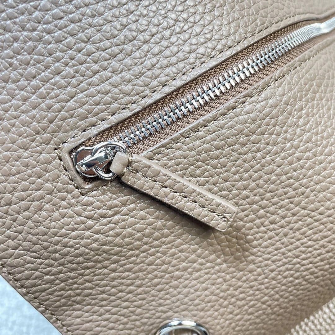 Chanel Maxi Flapbag Grained calfskin & gold-tone metal AS6233 Light Brown - Gold - View 17