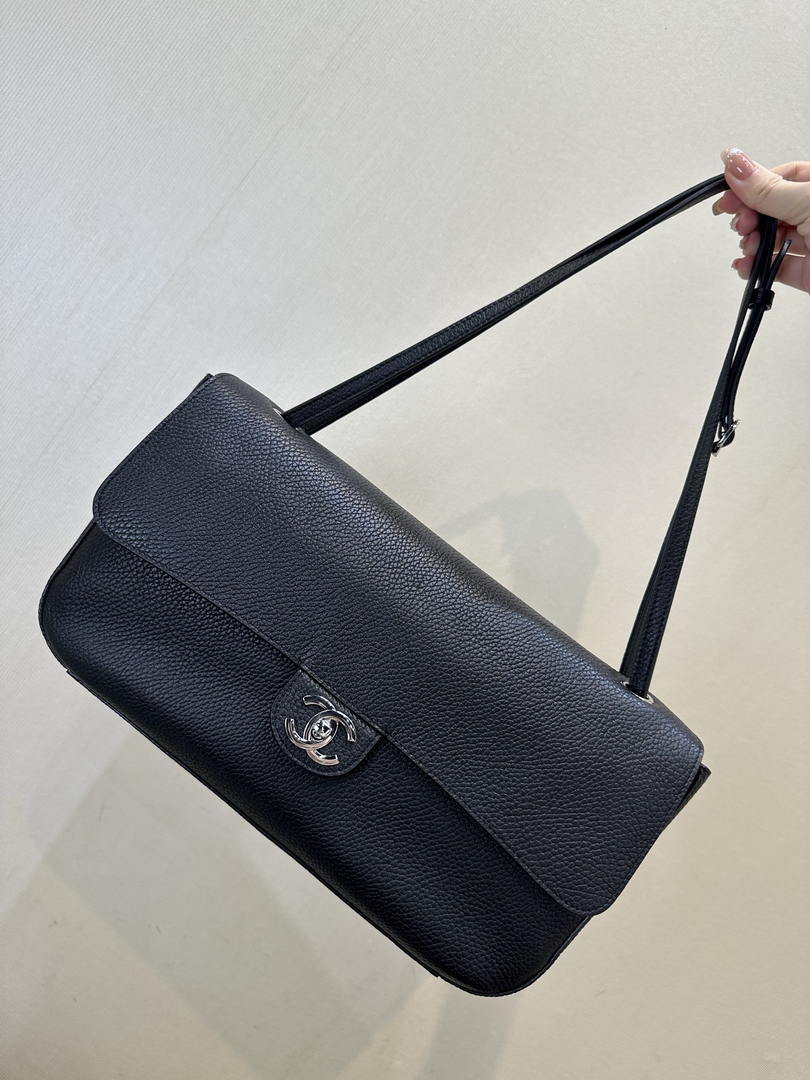 Chanel Maxi Flapbag Grained calfskin & gold-tone metal AS6231 Black
