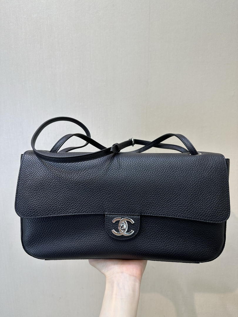 Chanel Maxi Flapbag Grained calfskin & gold-tone metal AS6231 Black
