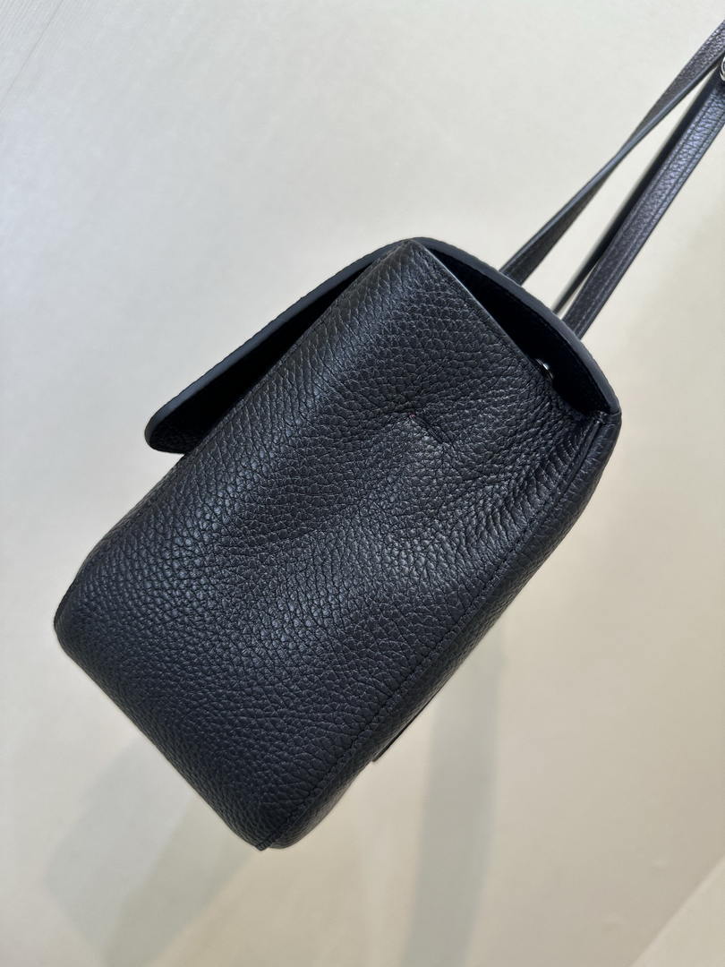 Chanel Maxi Flapbag Grained calfskin & gold-tone metal AS6231 Black
