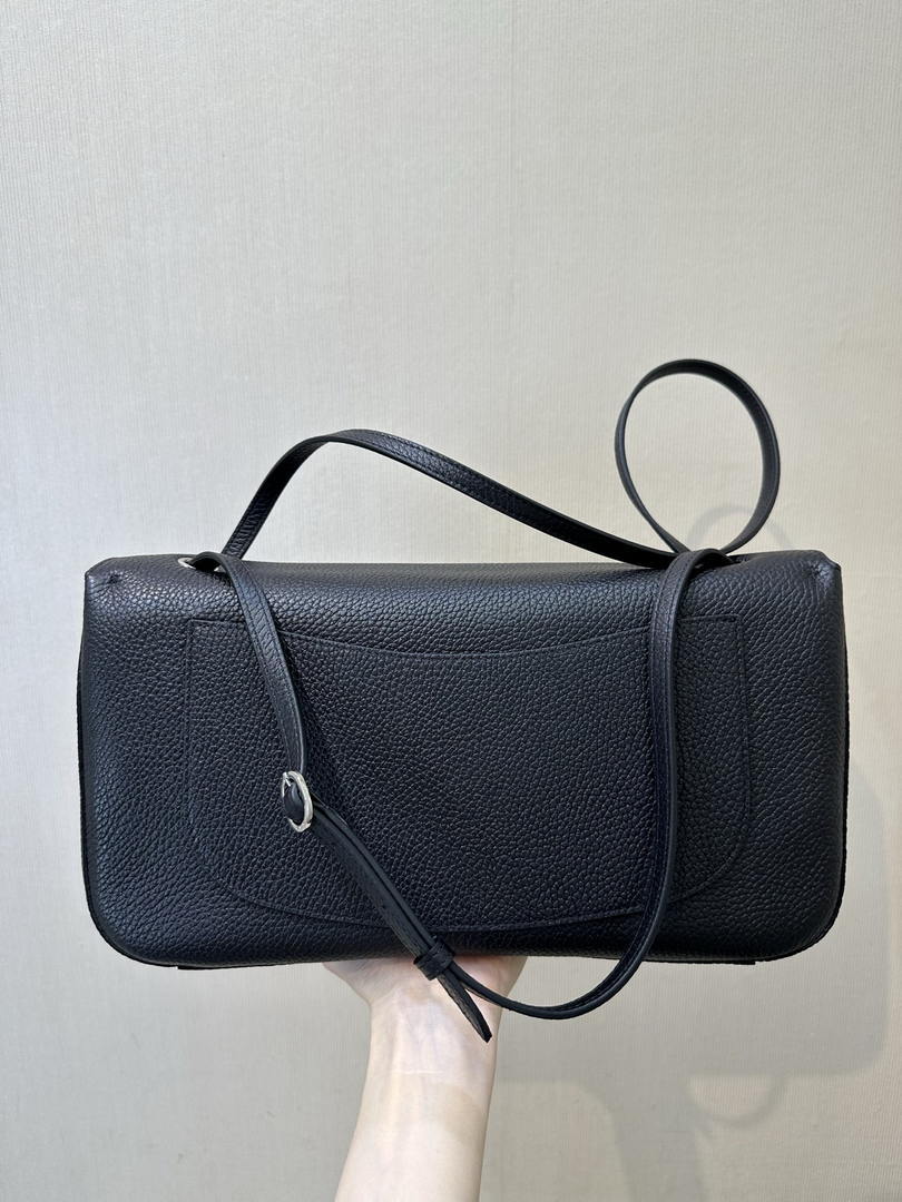 Chanel Maxi Flapbag Grained calfskin & gold-tone metal AS6231 Black