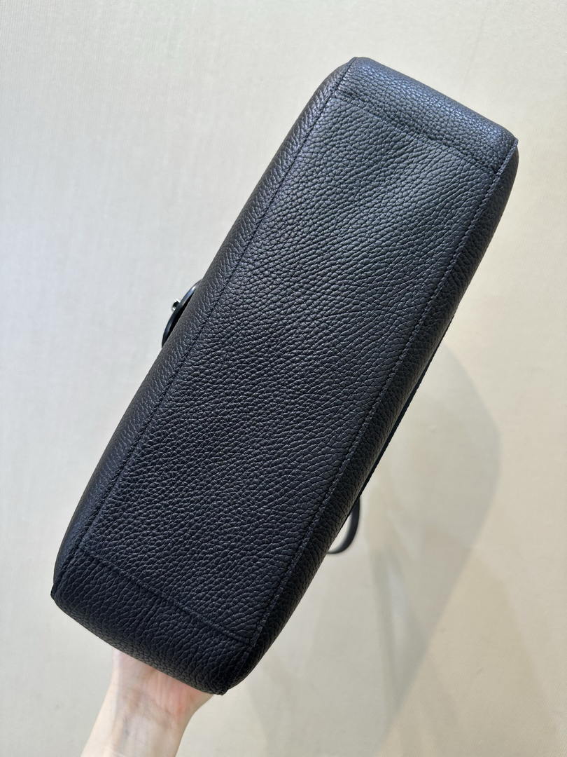 Chanel Maxi Flapbag Grained calfskin & gold-tone metal AS6231 Black