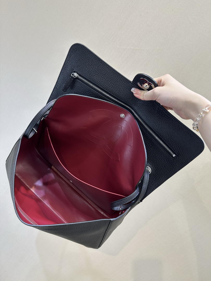 Chanel Maxi Flapbag Grained calfskin & gold-tone metal AS6231 Black