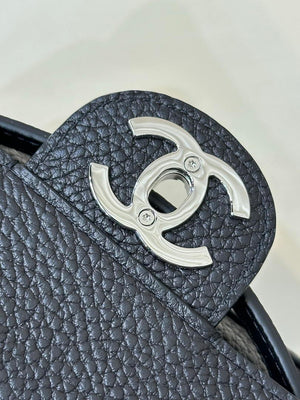 Chanel Maxi Flapbag Grained calfskin & gold-tone metal AS6231 Black - Gold - View 10