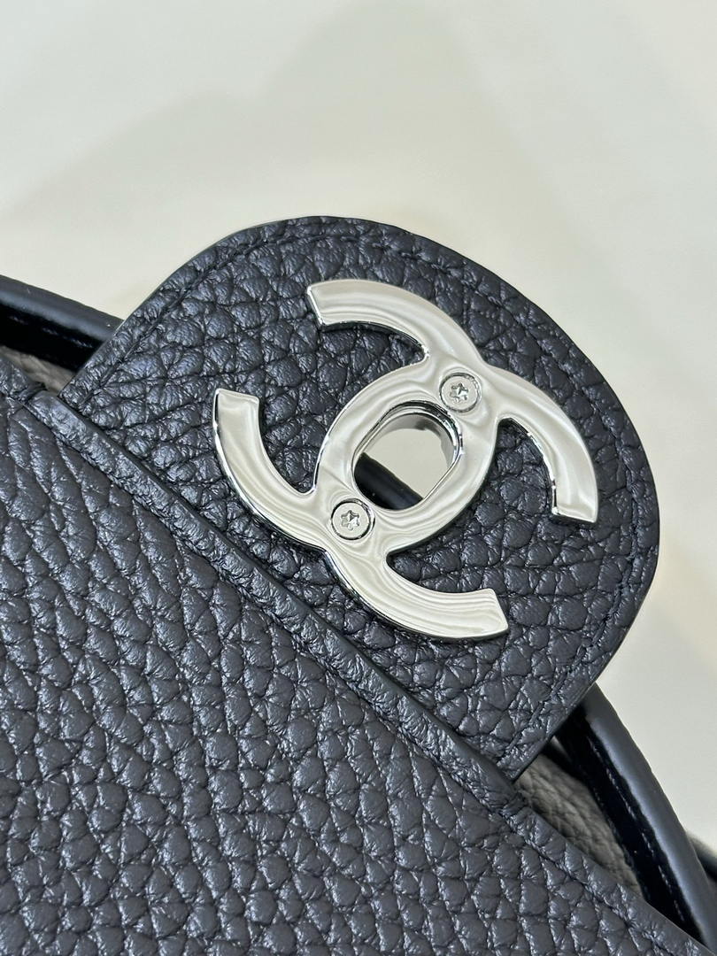 Chanel Maxi Flapbag Grained calfskin & gold-tone metal AS6231 Black
