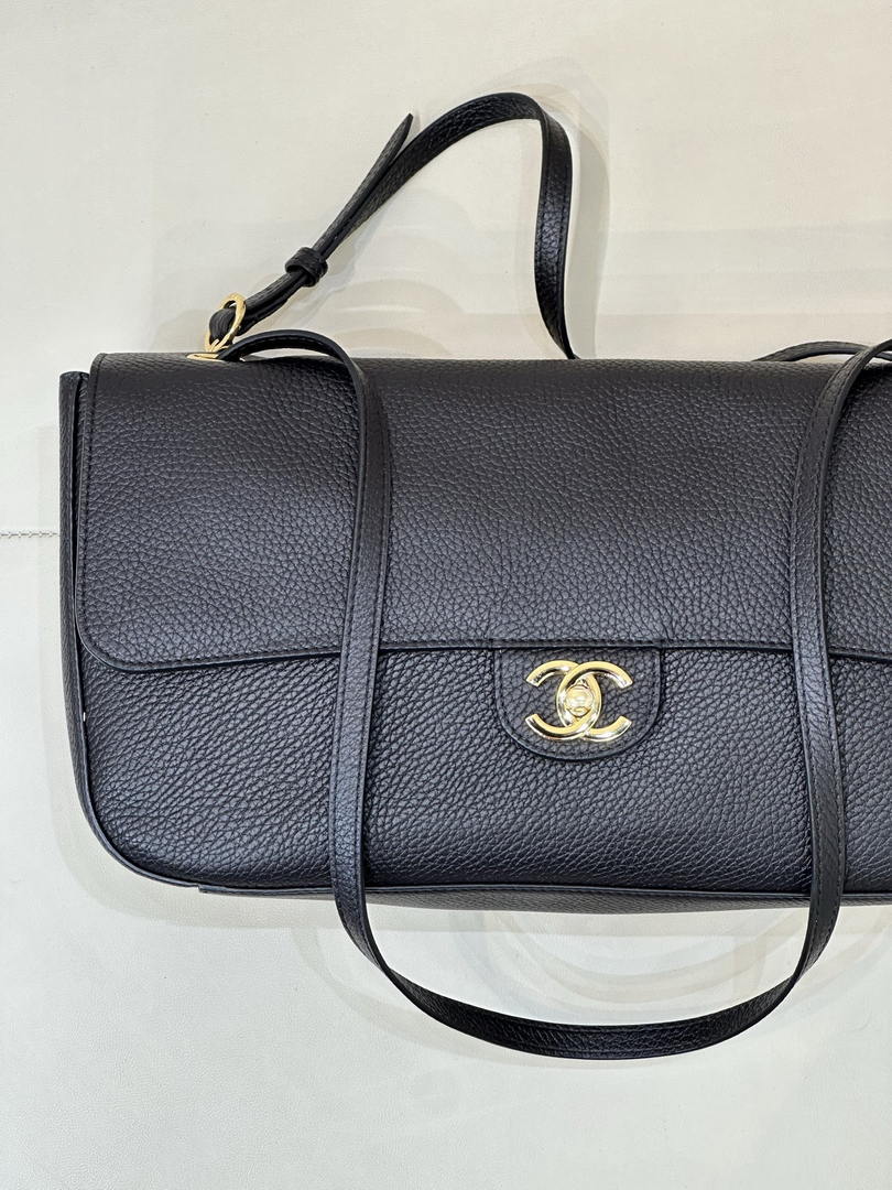Chanel Maxi Flapbag Grained calfskin & gold-tone metal AS6231 Black