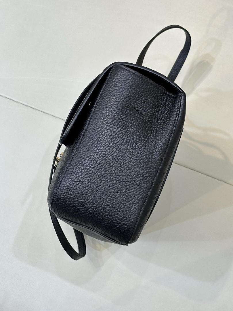 Chanel Maxi Flapbag Grained calfskin & gold-tone metal AS6231 Black