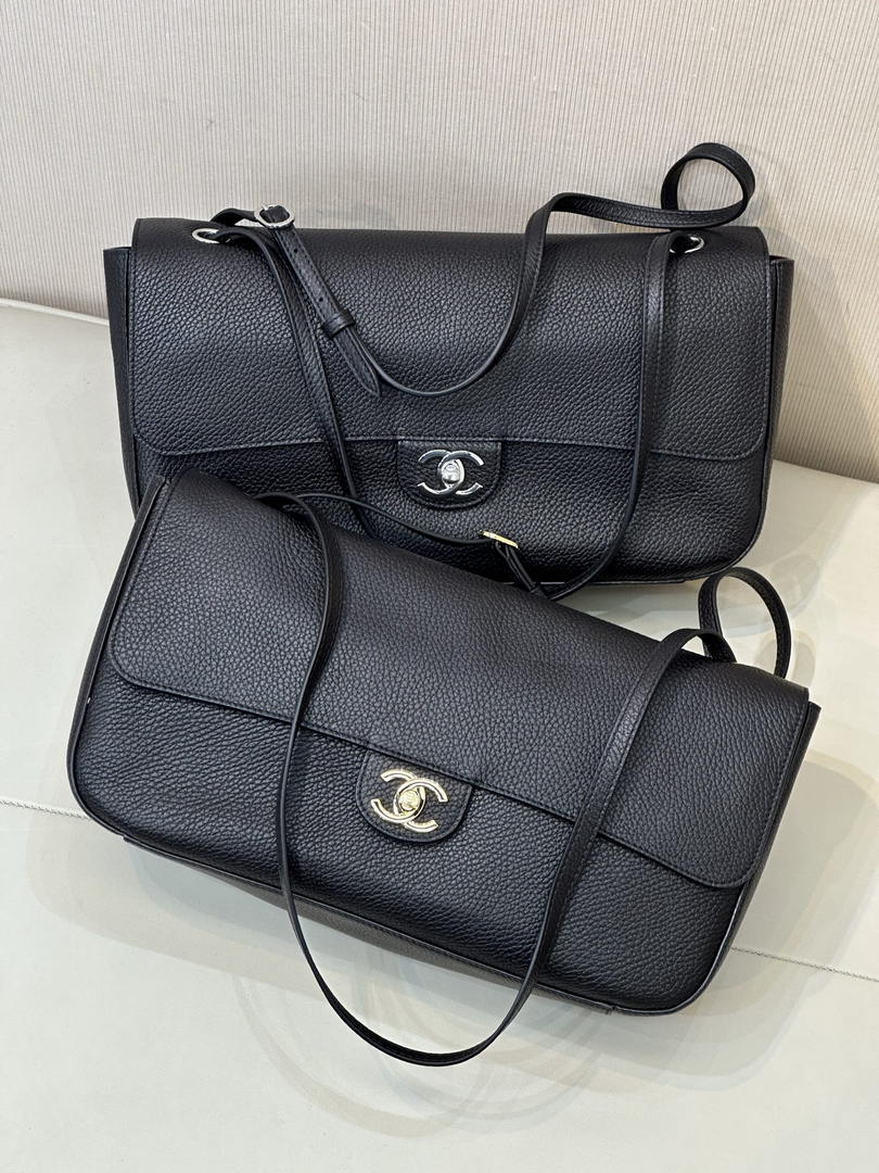 Chanel Maxi Flapbag Grained calfskin & gold-tone metal AS6231 Black