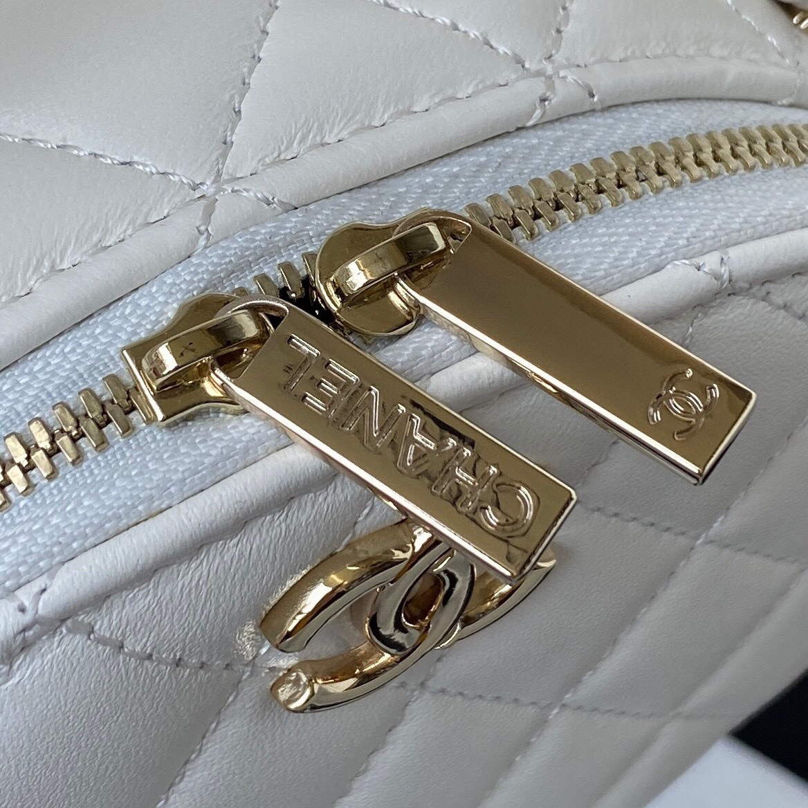 Chanel Vanity Case Shiny Lambskin Gold AP2731 White - Default Title - View 4