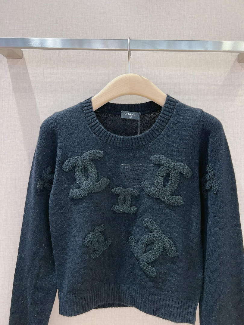 Chanel Women's Fashion Clothing Sweater CC69137